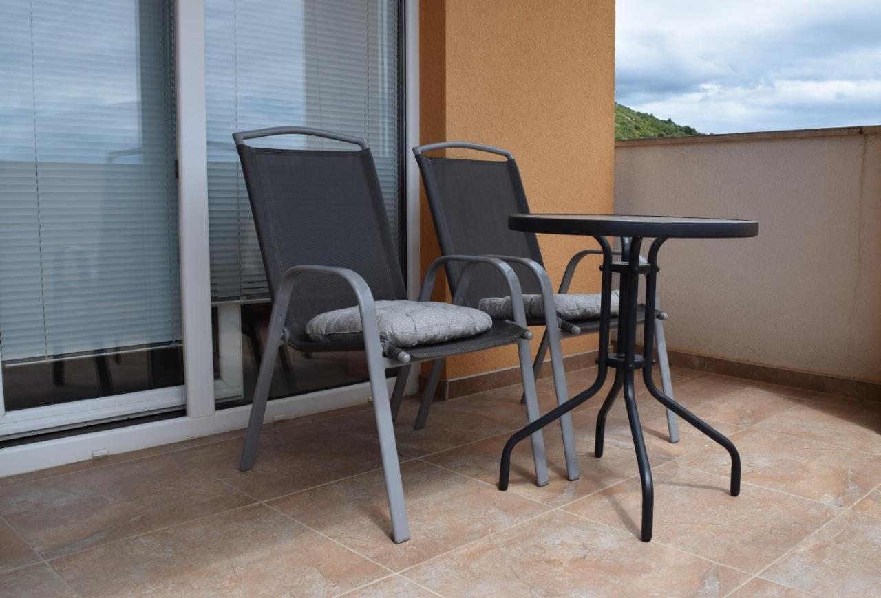 Studio Apartment With Balcony Trogir Bagian luar foto
