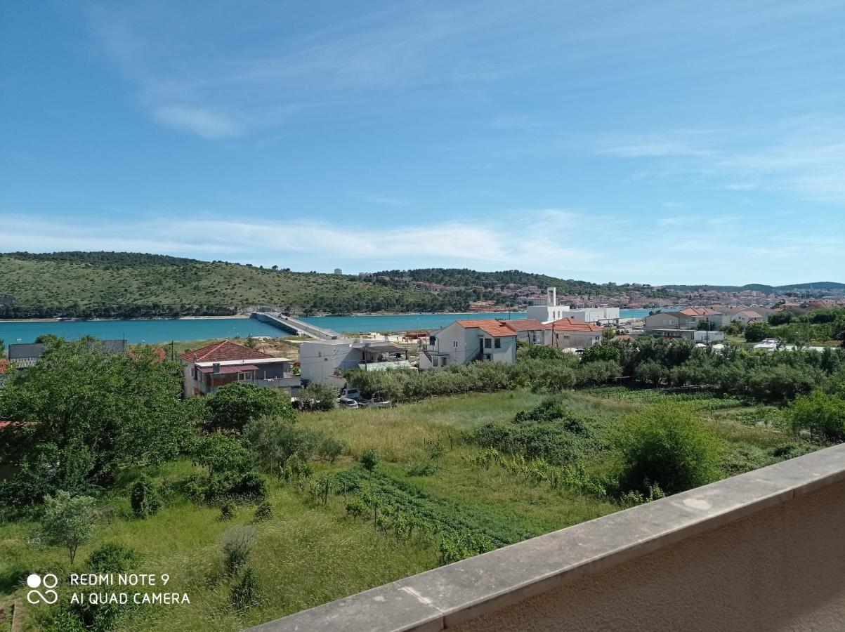 Studio Apartment With Balcony Trogir Bagian luar foto