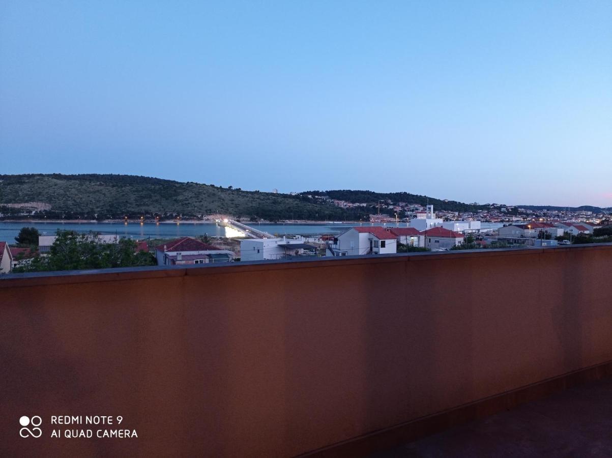 Studio Apartment With Balcony Trogir Bagian luar foto