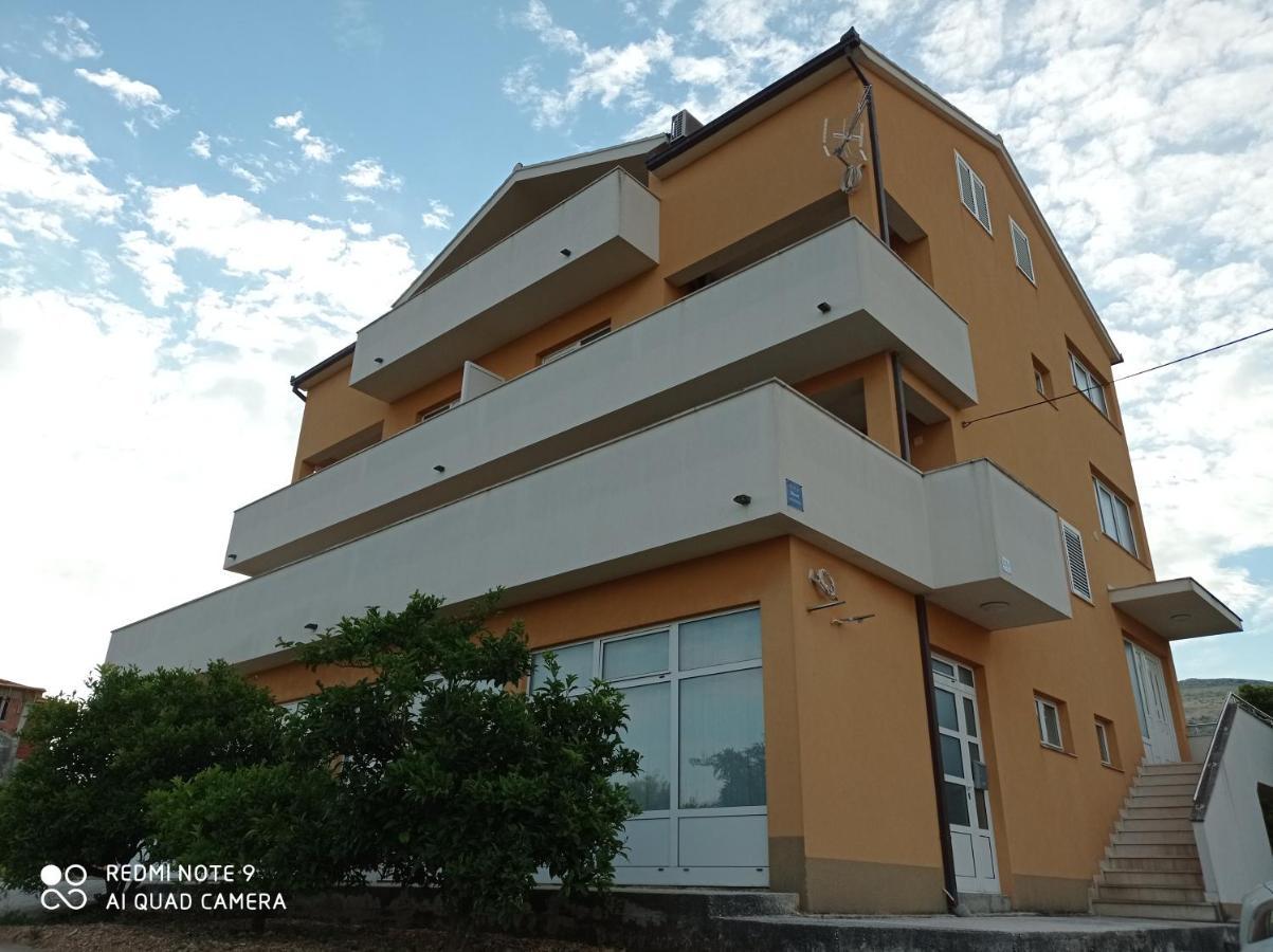 Studio Apartment With Balcony Trogir Bagian luar foto