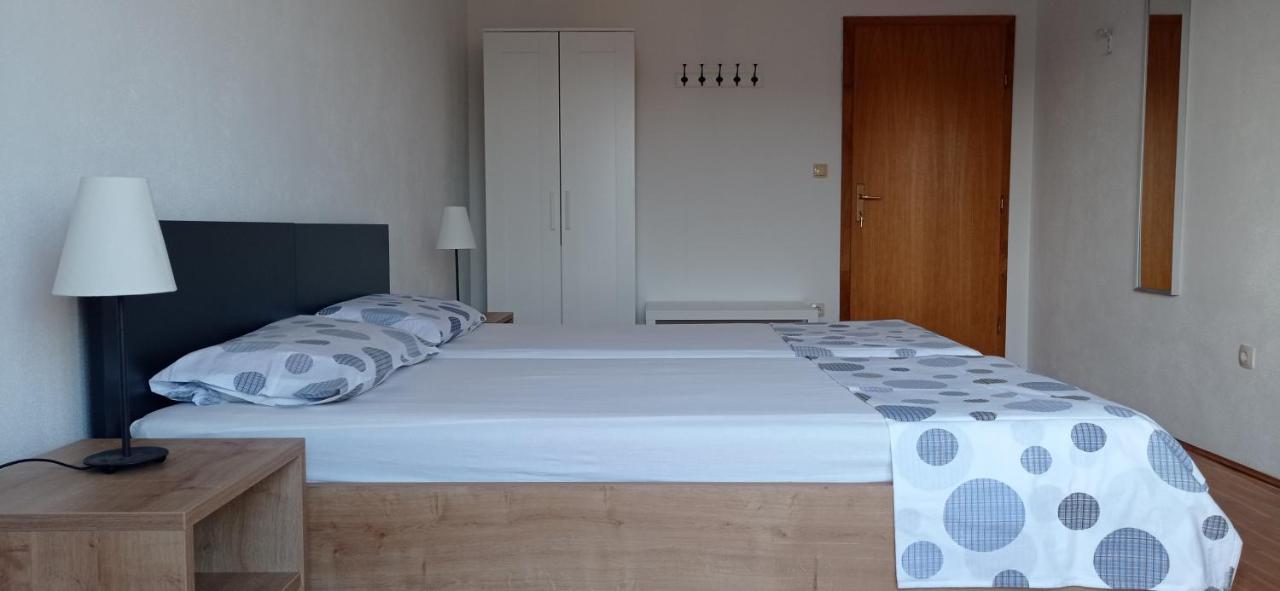 Studio Apartment With Balcony Trogir Bagian luar foto